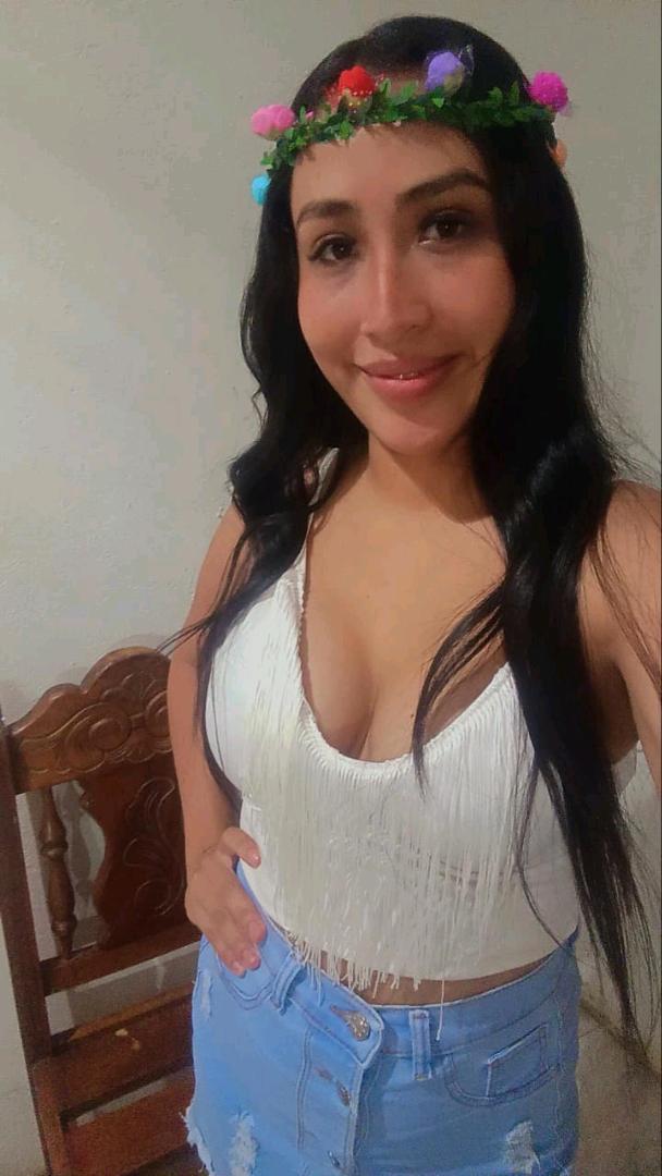 Florecita from Venezuela, online for a late-night 1-on-1 video chat