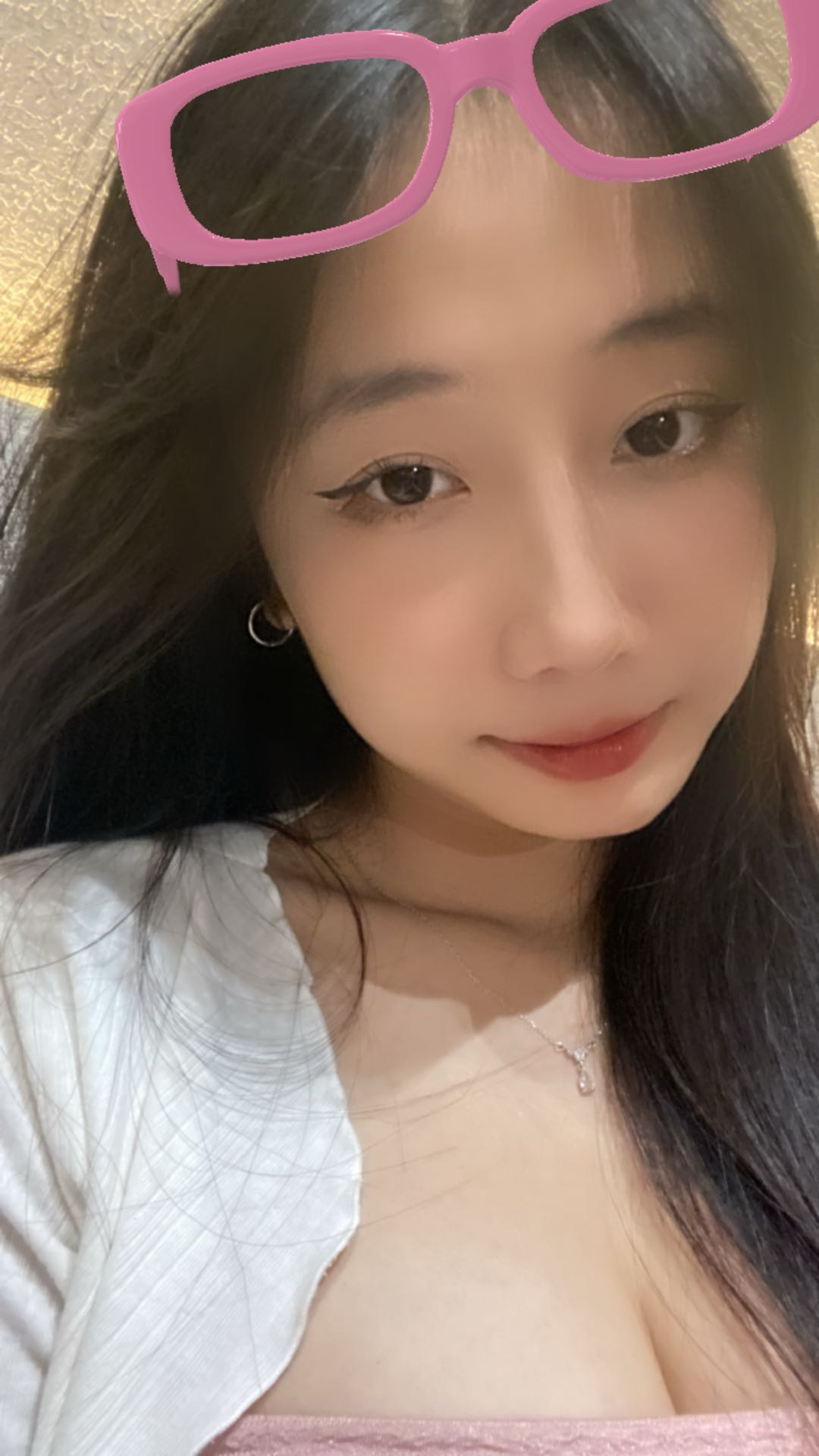 Lisa from Vietnam, one shuffle away in a random 1-on-1 video chat