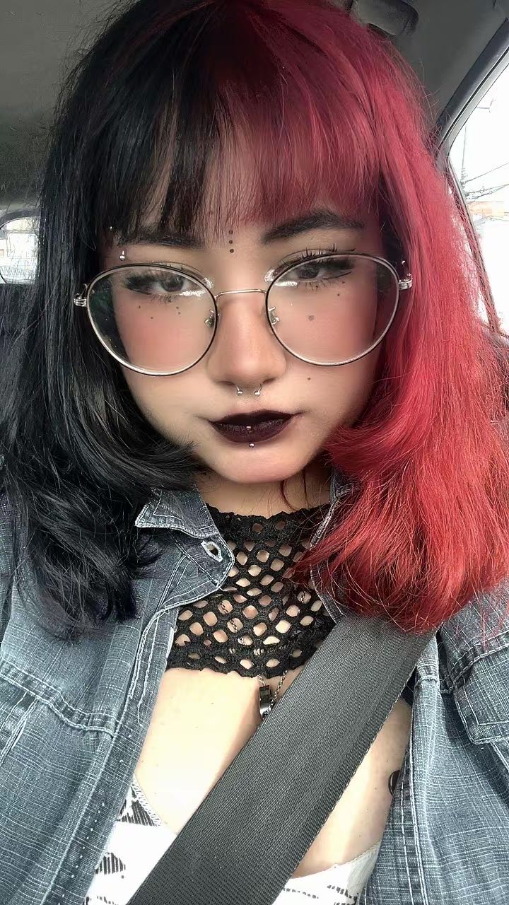 Mika from Ecuador, connected through the PeacHub hub for a 1-on-1 chat