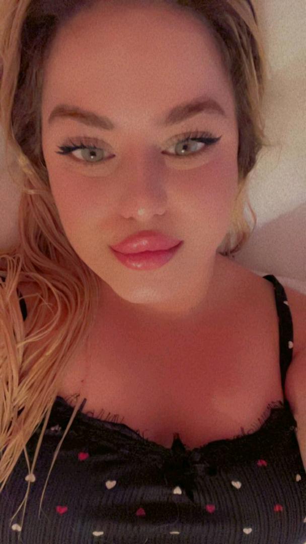 Ceren from Türkiye, open for a live girl video call on PeacHub