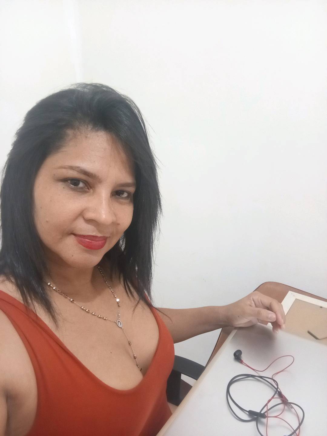 Luna from Ecuador, online for a late-night 1-on-1 video chat