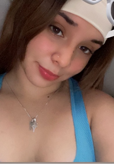 Luna from the Dominican Republic, on camera for a random video chat with nothing to install