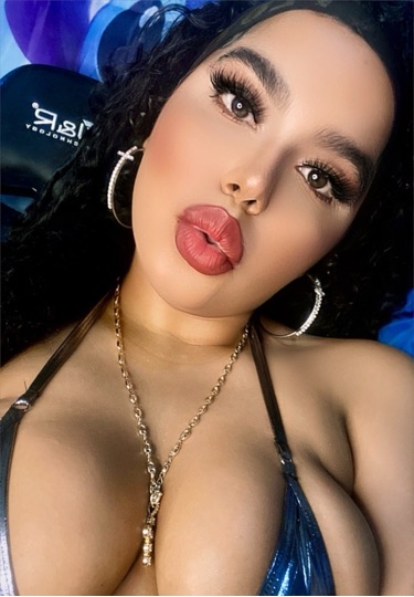 Icy from Colombia, live on PeacHub for a 1-on-1 video chat right now