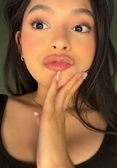 Saris from Colombia, one of the people you meet on PeacHub, one at a time