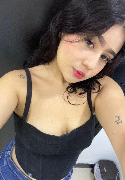 Violet from Colombia, one of the people you can meet on PeacHub, one at a time