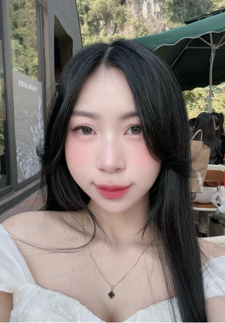 Yen from Vietnam, available for a live video chat