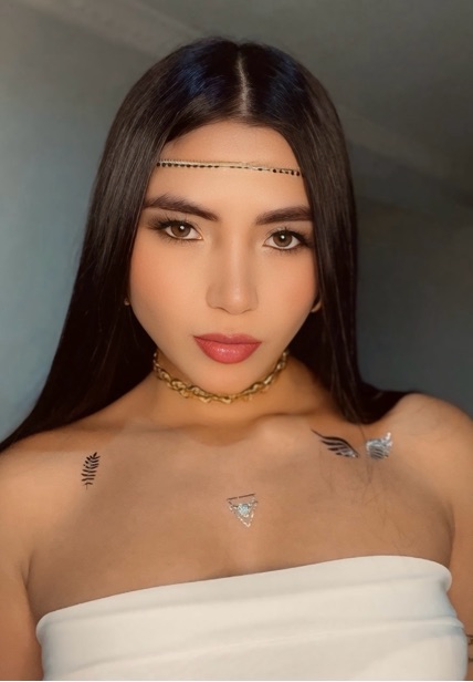 Amal from Colombia, one shuffle away in a random 1-on-1 video chat