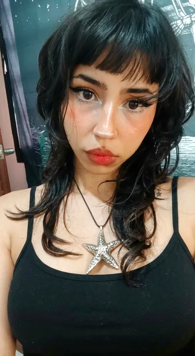 Lizz from Colombia, on camera for a random video chat with nothing to install