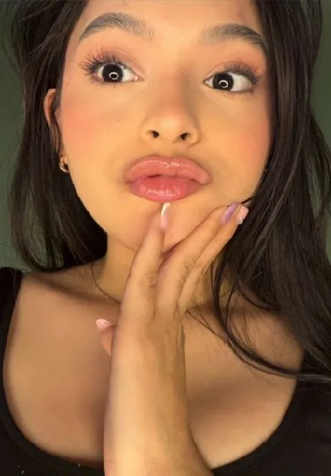 Saris from Colombia, one of the people you meet on PeacHub, one at a time