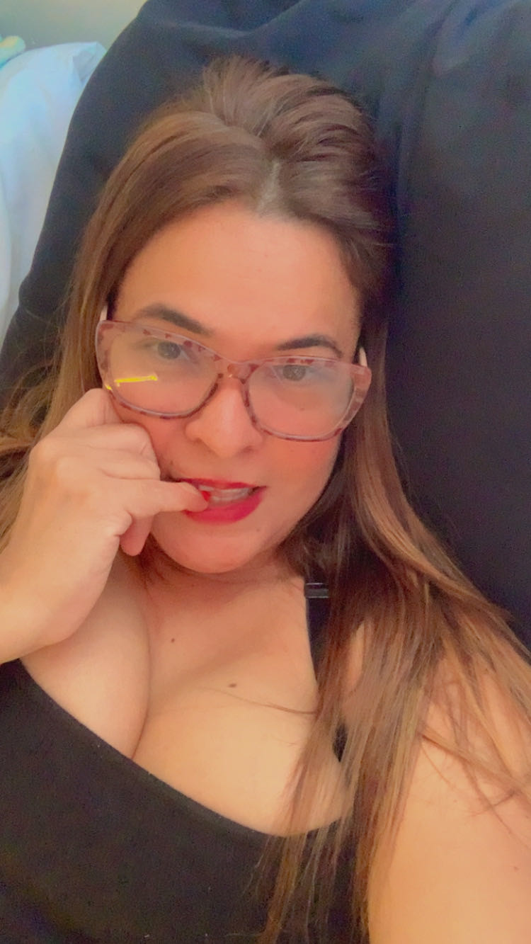 Coral from Brazil, online for a late-night 1-on-1 video chat