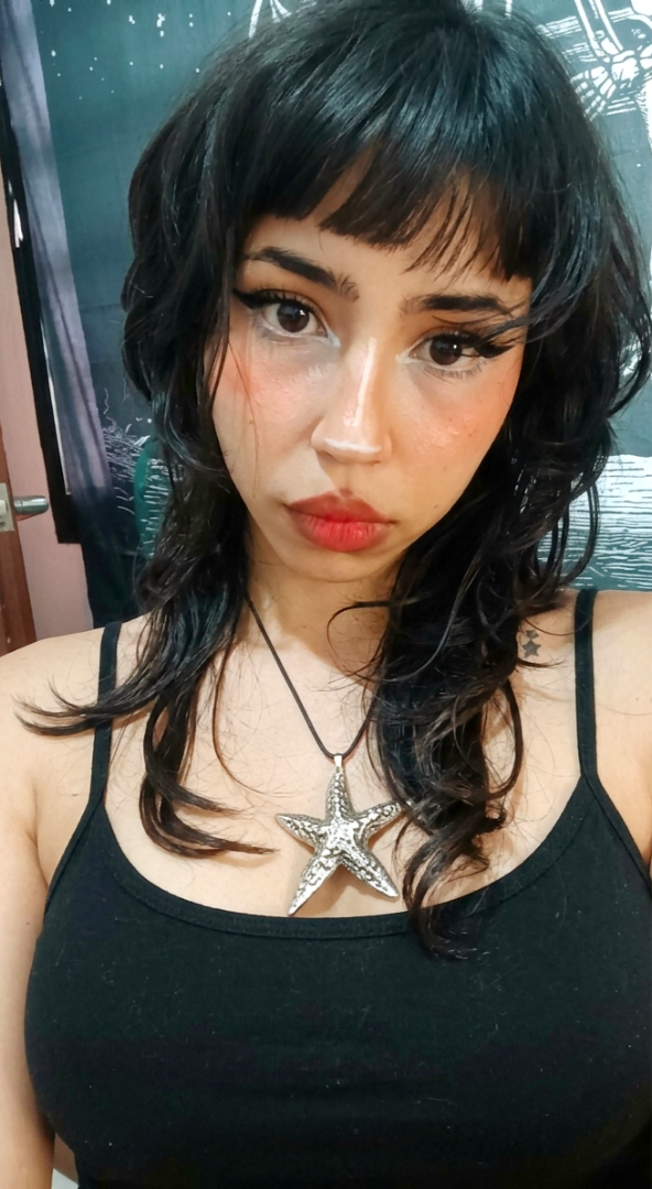 Lizz from Colombia, on camera for a random video chat with nothing to install