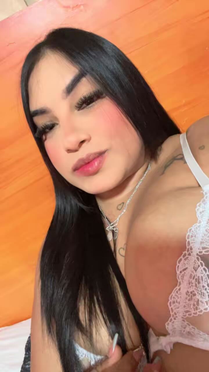 Yeli from Colombia, online for a late-night 1-on-1 video chat on PeacHub